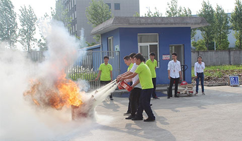 公司组织开展消防安全演练防患于未“燃”